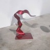 Création sculpture ruban abstraite en métal NaguraDesign, lame de métal en acier couleur rouge, sculpture moderne design.