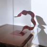Création sculpture ruban abstraite en métal NaguraDesign, lame de métal en acier couleur rouge, sculpture moderne design.