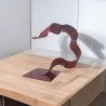 Création sculpture ruban abstraite en métal NaguraDesign, lame de métal en acier couleur rouge, sculpture moderne design.