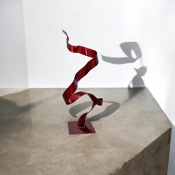 sculpture abstraite métal rouge