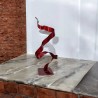 sculpture abstraite métal rouge