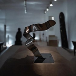 sculpture abstraite gris noir