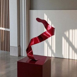 sculpture métal abstraite rouge