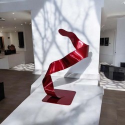 sculpture métal abstraite rouge