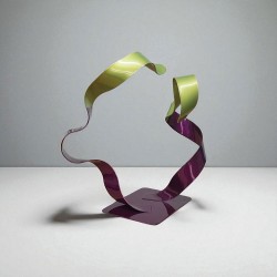 sculpture abstraite métal vert violet