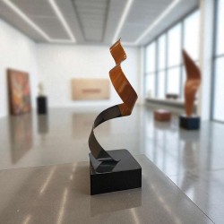 sculpture abstraite orange et noir