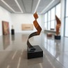 sculpture abstraite orange et noir