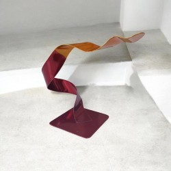 sculpture abstraite en métal orange et rouge