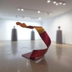 sculpture abstraite en métal orange et rouge