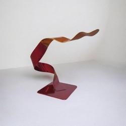 sculpture abstraite en métal orange et rouge