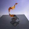 sculpture abstraite en métal orange et noire