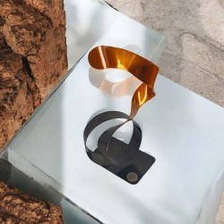 sculpture abstraite en métal orange et noire
