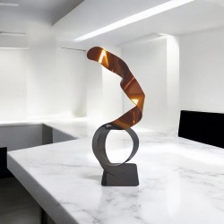 sculpture abstraite en métal orange et noire