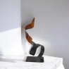 sculpture abstraite en métal orange et noire