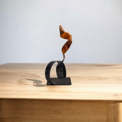 sculpture abstraite en métal orange et noire