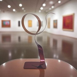 sculpture métal ruban torsadé rouge et orange