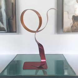 sculpture métal ruban torsadé rouge et orange