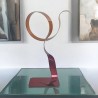 sculpture métal ruban torsadé rouge et orange