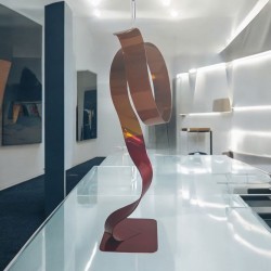 sculpture métal ruban torsadé rouge et orange