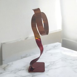 sculpture métal ruban torsadé rouge et orange