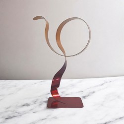 sculpture métal ruban torsadé rouge et orange