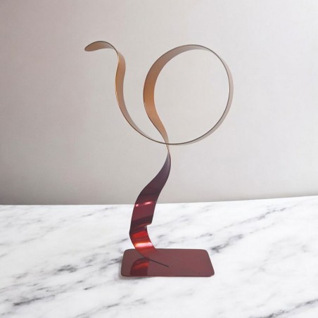 sculpture métal ruban torsadé rouge et orange sculpture métal ruban torsadé rouge et orange