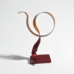 sculpture métal ruban torsadé rouge et orange
