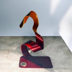 sculpture abstraite métal orange et rouge