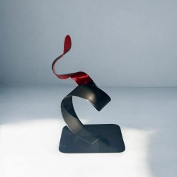 sculpture abstraite métal noir et rouge