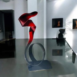 sculpture abstraite métal rouge noir