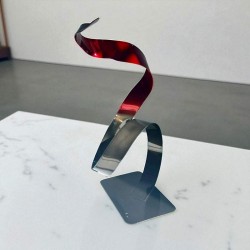 sculpture abstraite métal rouge noir