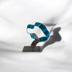 sculpture métal ruban torsadé turquoise et noir