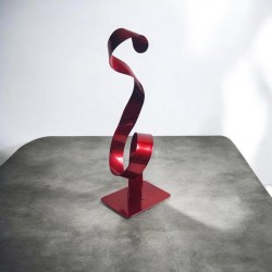 sculpture abstraite métal rouge