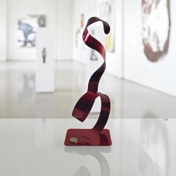 sculpture abstraite métal rouge