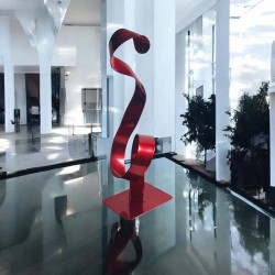 sculpture abstraite métal rouge
