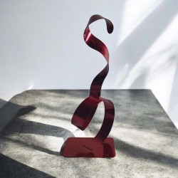 sculpture abstraite métal rouge