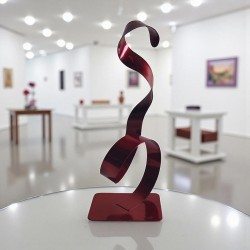 sculpture abstraite métal rouge