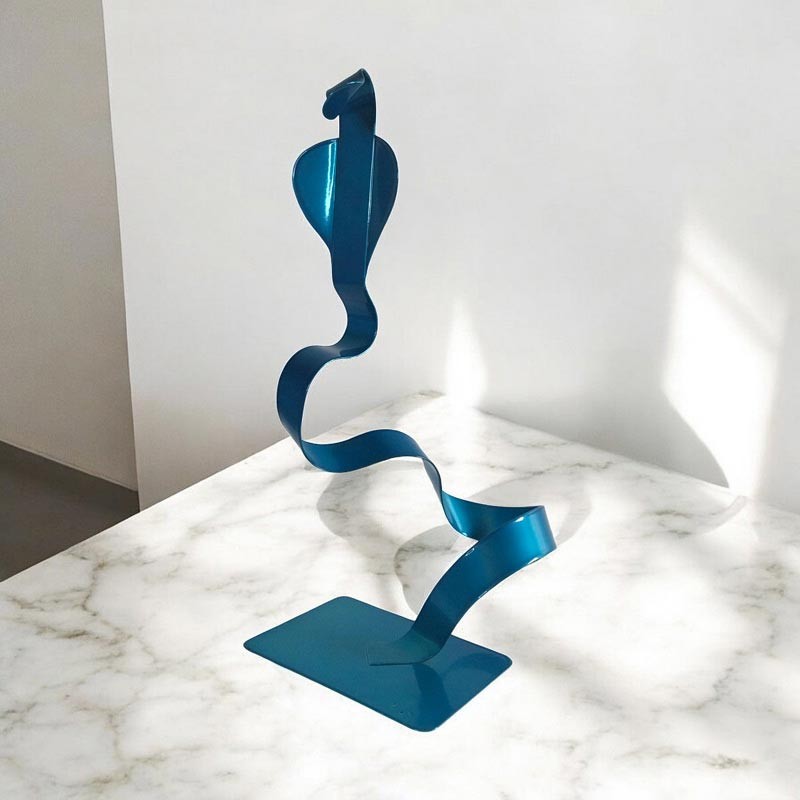 sculpture abstraite serpent en métal bleu turquoise