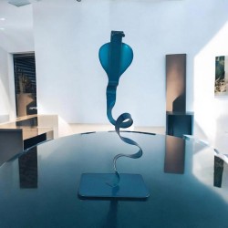 sculpture abstraite serpent en métal bleu turquoise