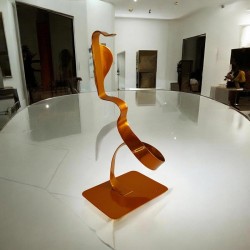 sculpture abstraite cobra orange