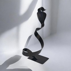 sculpture abstraite cobra noir