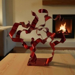 sculpture abstraite métal rouge