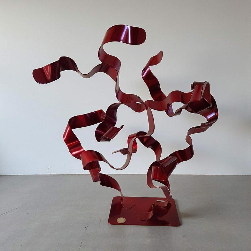 sculpture abstraite métal rouge