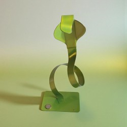 sculpture abstraite serpent en métal vert anis