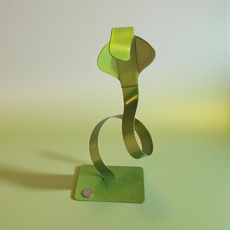 sculpture abstraite serpent en métal vert anis