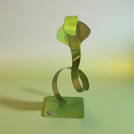 sculpture abstraite serpent en métal vert anis