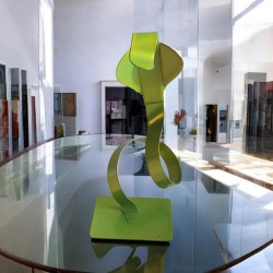 sculpture abstraite serpent en métal vert anis