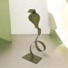 sculpture abstraite serpent en métal vert anis