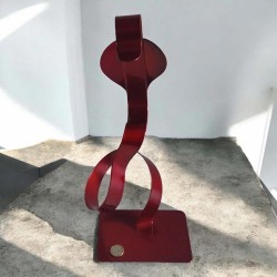 sculpture cobra stylisé rouge