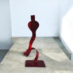 sculpture cobra stylisé rouge